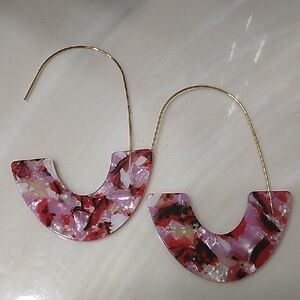 Pink and Red Tortoise Shell Acrylic and Gold Wire Hoop Earrings
